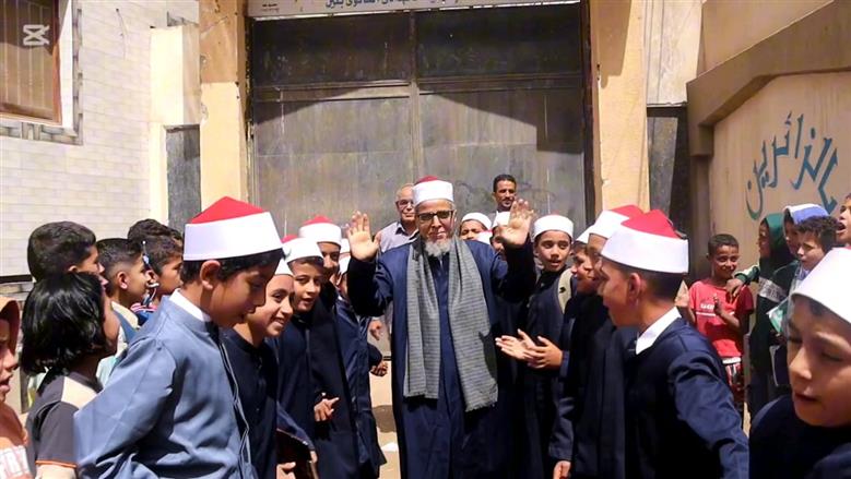 بالزي الأزهري طلاب معهد ديني ببني سويف ينظمون ممر شرفي لأمين التغذية لخروجه على المعاش