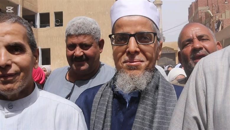 بالزي الأزهري طلاب معهد ديني ببني سويف ينظمون ممر شرفي لأمين التغذية لخروجه على المعاش