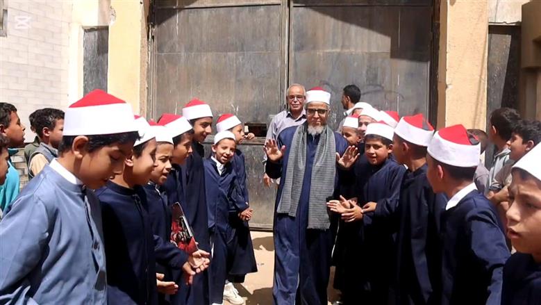 بالزي الأزهري طلاب معهد ديني ببني سويف ينظمون ممر شرفي لأمين التغذية لخروجه على المعاش