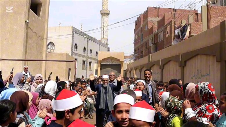 بالزي الأزهري طلاب معهد ديني ببني سويف ينظمون ممر شرفي لأمين التغذية لخروجه على المعاش