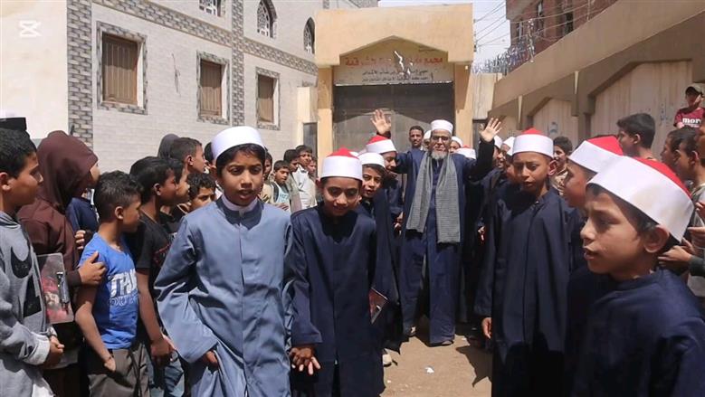 بالزي الأزهري طلاب معهد ديني ببني سويف ينظمون ممر شرفي لأمين التغذية لخروجه على المعاش