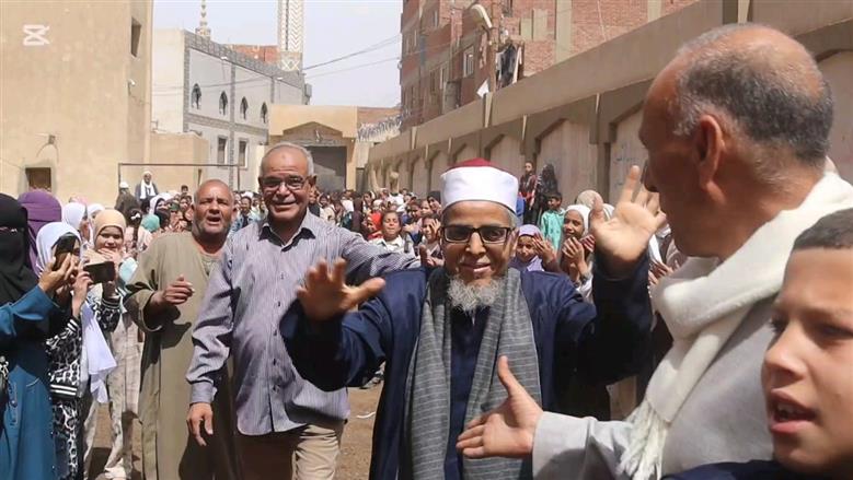 بالزي الأزهري طلاب معهد ديني ببني سويف ينظمون ممر شرفي لأمين التغذية لخروجه على المعاش