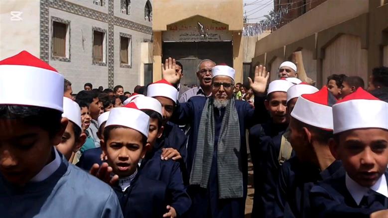 بالزي الأزهري طلاب معهد ديني ببني سويف ينظمون ممر شرفي لأمين التغذية لخروجه على المعاش