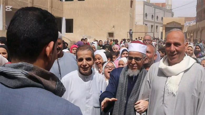 بالزي الأزهري طلاب معهد ديني ببني سويف ينظمون ممر شرفي لأمين التغذية لخروجه على المعاش