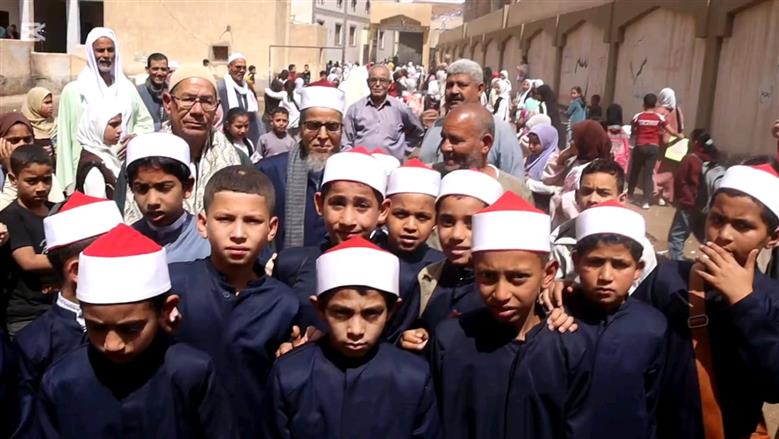 بالزي الأزهري طلاب معهد ديني ببني سويف ينظمون ممر شرفي لأمين التغذية لخروجه على المعاش
