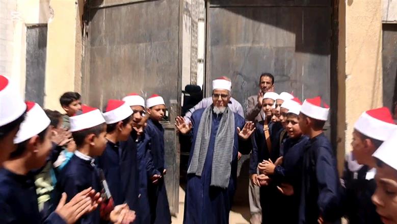 ممر شرفي لموظف بمعهد أزهري تكريما له بعد بلوغه سن المعاش في بني سويف