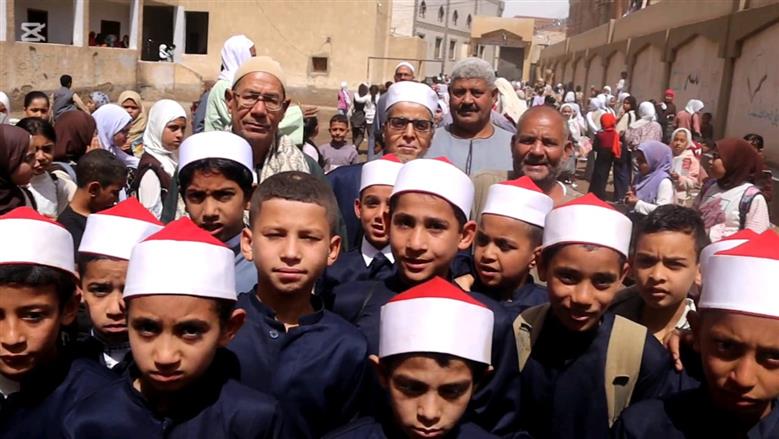 بالزي الأزهري طلاب معهد ديني ببني سويف ينظمون ممر شرفي لأمين التغذية لخروجه على المعاش