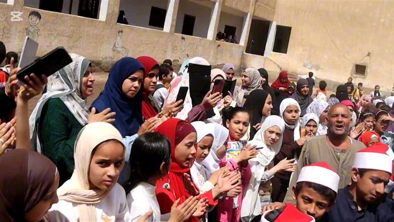 بالزي الأزهري طلاب معهد ديني ببني سويف ينظمون ممر شرفي لأمين التغذية لخروجه على المعاش