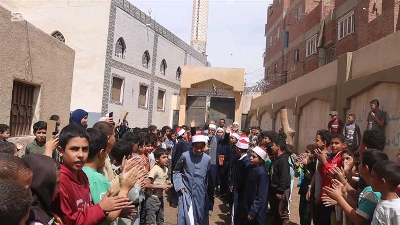 بالزي الأزهري طلاب معهد ديني ببني سويف ينظمون ممر شرفي لأمين التغذية لخروجه على المعاش