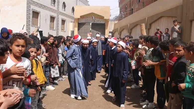 بالزي الأزهري طلاب معهد ديني ببني سويف ينظمون ممر شرفي لأمين التغذية لخروجه على المعاش