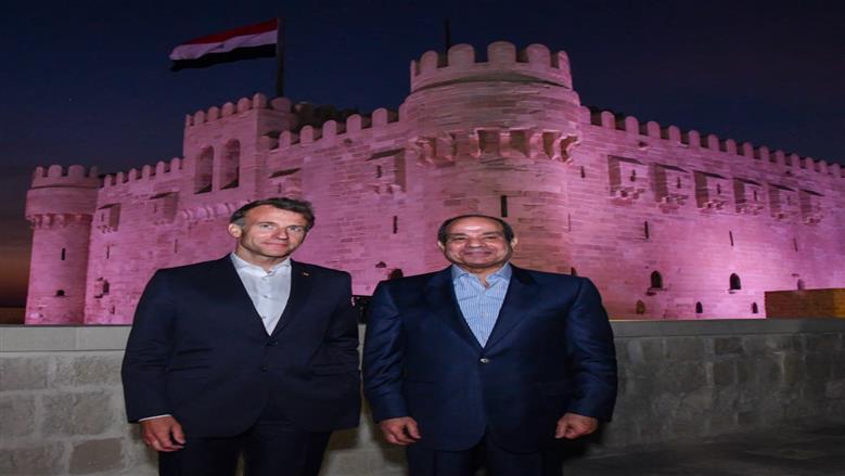من زحام خان الخليلي إلى شوارع سيدي بشر.. كيف كسر ماكرون بروتوكول الإليزيه في 3 زيارات لمصر؟