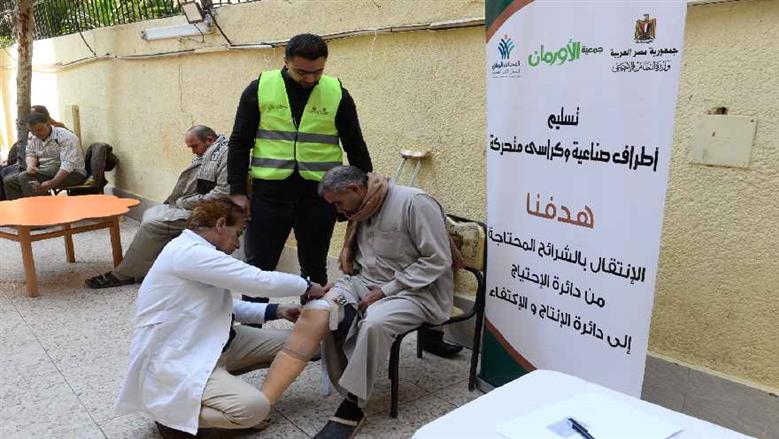 «التضامن» تسلم 7 أجهزة تعويضية وكراسي متحركة للمرضى غير القادرين في قنا 