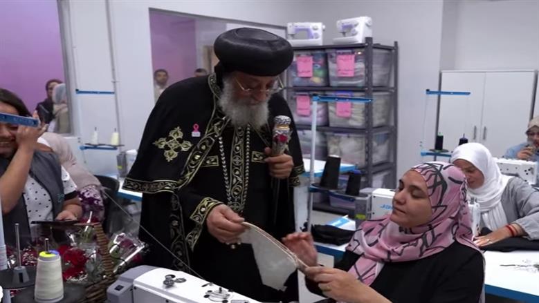 محفظة قماش وصليب خرز.. هدايا مرضى «بهية» للبابا تواضروس (صور) 