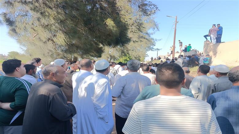 دموع وحضور فني ورسمي.. تشييع جثمان عبدالعزيز مخيون في البحيرة