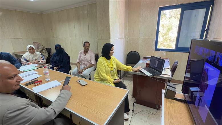 وكيل وزارة التربية والتعليم بمطروح خلال متابعة امتحانات الشهادة الإعدادية