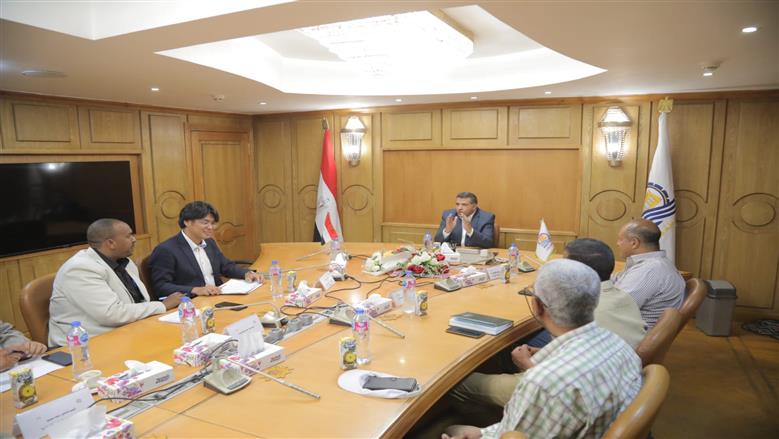 محافظ قنا يبحث مع خبير ياباني تطوير 1250 فداناً بتطبيق نظم الري الحديثة في قرية المراشدة