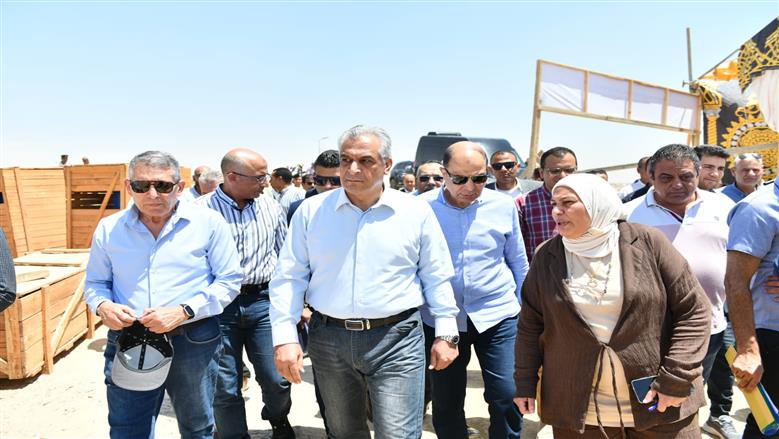 وزير الإنتاج الحربي يتفقد عددا من مشروعات المنيا