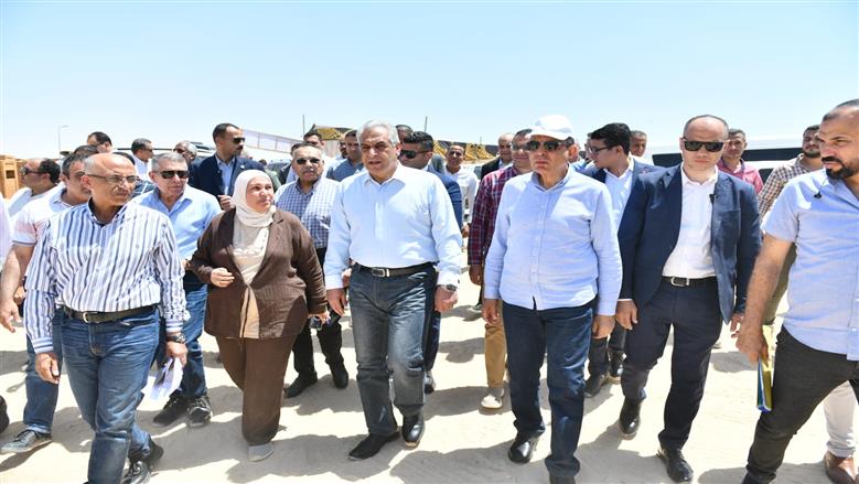 وزير الإنتاج الحربي يتفقد عددا من مشروعات المنيا