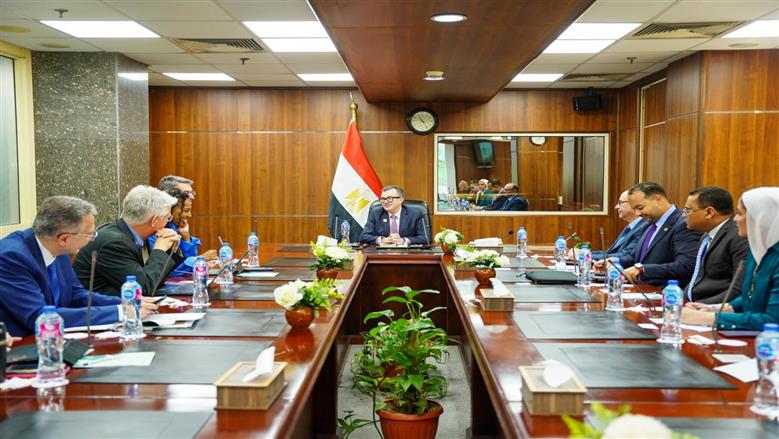 وزير التخطيط يبحث مع وفد البنك الدولي جذب الاستثمارات للقطاع الزراعي 