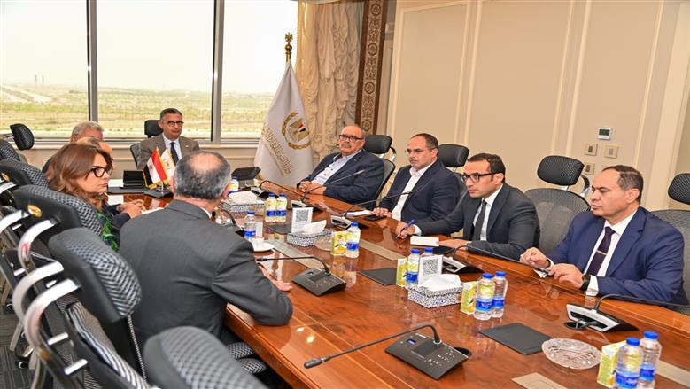 وزير التموين يناقش تطوير نظم الدفع الإلكتروني وخدمات المواطنين