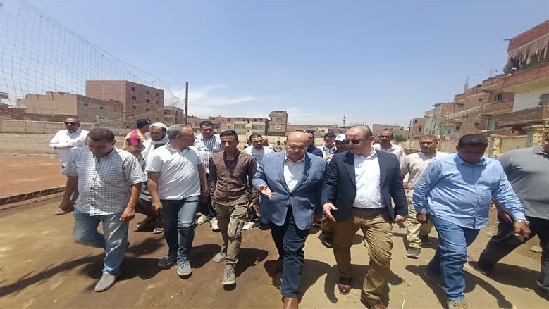 نائب محافظ الجيزة يتفقد المشروعات الخدمية في العياط.. ويوجّه بحل مشكلة المياه الجوفية