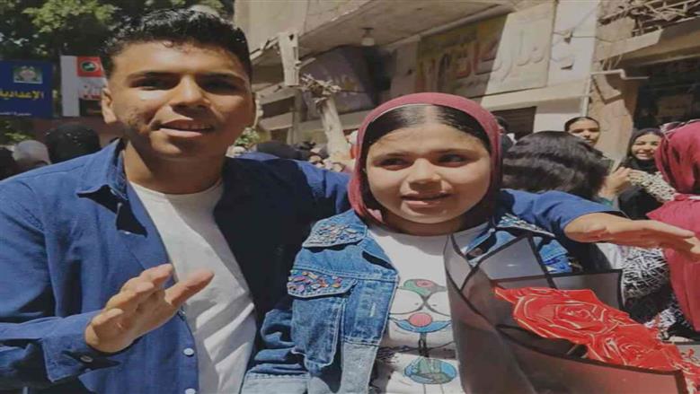 طالب ثانوي يفاجئ شقيقته بالورود في آخر يوم امتحانات للشهادة الإعدادية: «تعبت طول السنة»