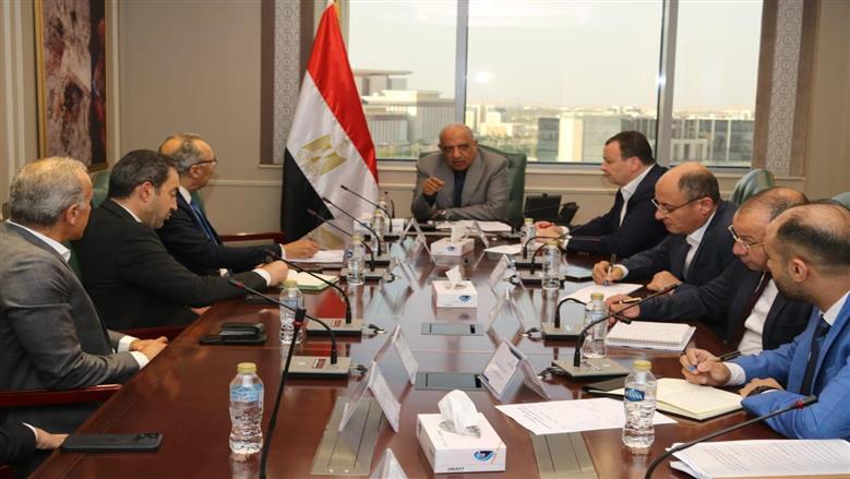 وزير الكهرباء يبحث تنفيذ مشروعات الطاقة المتجددة بالجنيه المصري وتوسيع الاعتماد عليها