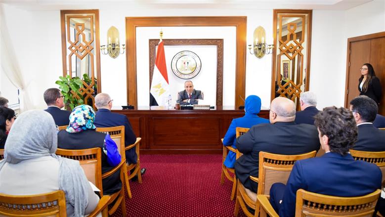 وزير الخارجية يوجه بتكثيف جهود جذب الاستثمارات وفتح أسواق جديدة للصادرات المصرية