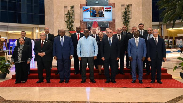 الرئيس الكونغولي يتفقد مدرعات ومسيرات وصواريخ مصرية.. ويُشيد بمنتجات «العربية للتصنيع» (صور)
