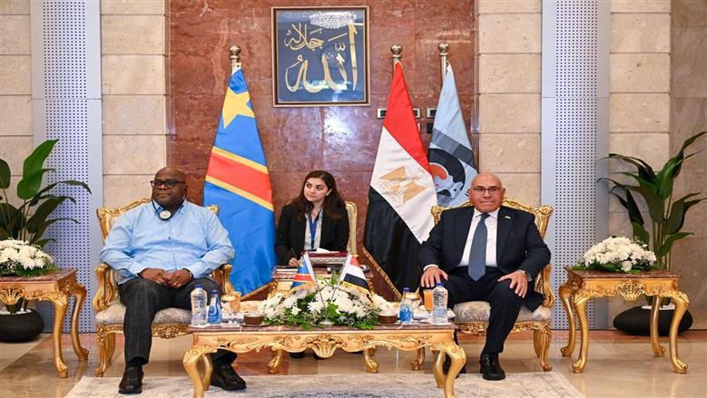 الرئيس الكونغولي يتفقد مدرعات ومسيرات وصواريخ مصرية.. ويُشيد بمنتجات «العربية للتصنيع» (صور)