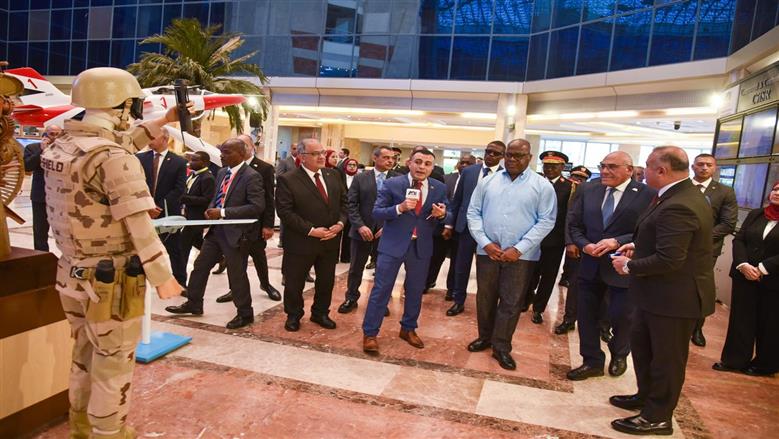 الرئيس الكونغولي يتفقد مدرعات ومسيرات وصواريخ مصرية.. ويُشيد بمنتجات «العربية للتصنيع» (صور)