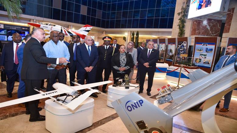 الرئيس الكونغولي يتفقد مدرعات ومسيرات وصواريخ مصرية.. ويُشيد بمنتجات «العربية للتصنيع» (صور)