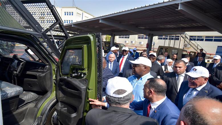 الرئيس الكونغولي يتفقد مدرعات ومسيرات وصواريخ مصرية.. ويُشيد بمنتجات «العربية للتصنيع» (صور)