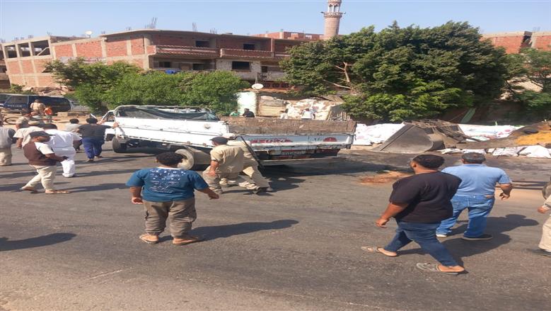 انقلاب سيارة محملة بالزجاج على طريق مصر–الإسكندرية الزراعي بالقلويبية