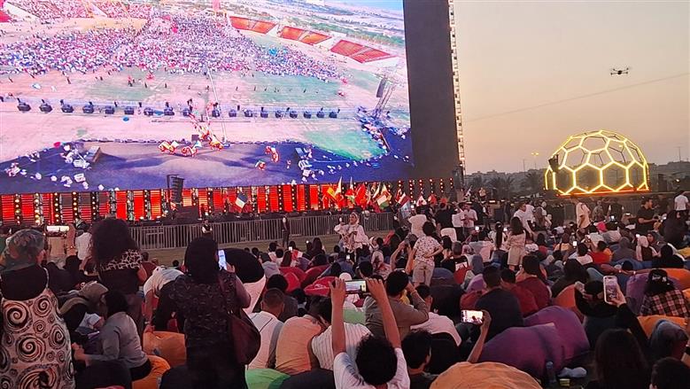 أعلام الدول تزين EFZ بالعاصمة الجديدة مع انطلاق حفل افتتاح كأس العالم