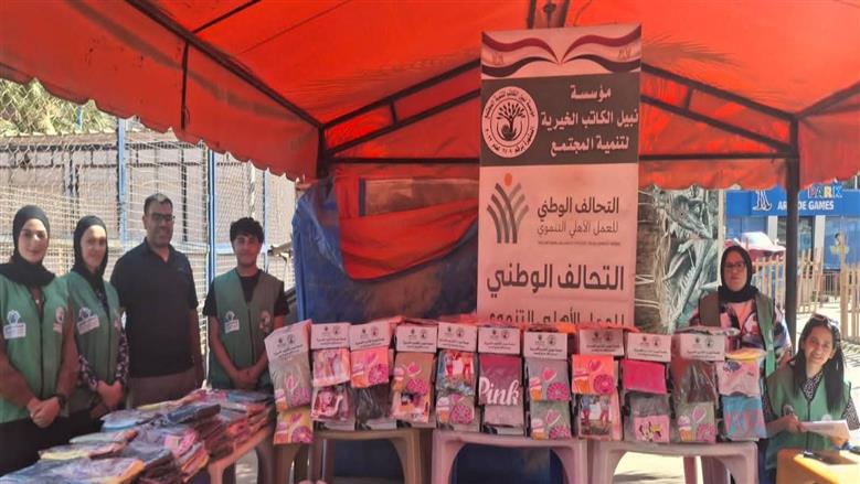 «خير مصر طول السنة».. عضو التحالف الوطني توزع 500 كرتونة مواد غذائية و1000 قطعة ملابس بالبحيرة
