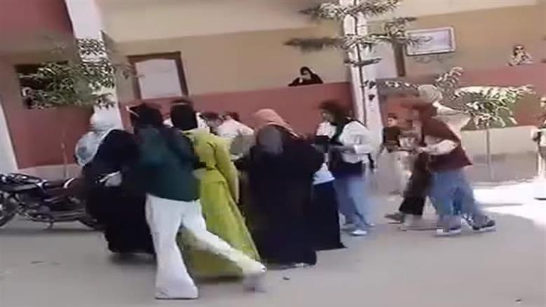 القبض على ولية أمر تعدت على مُدرسة داخل لجنة امتحانات بالشرقية
