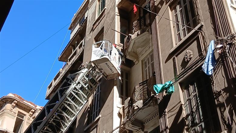 الحماية المدنية تنقذ كلبا عالقا بشرفة عقار في الإسكندرية