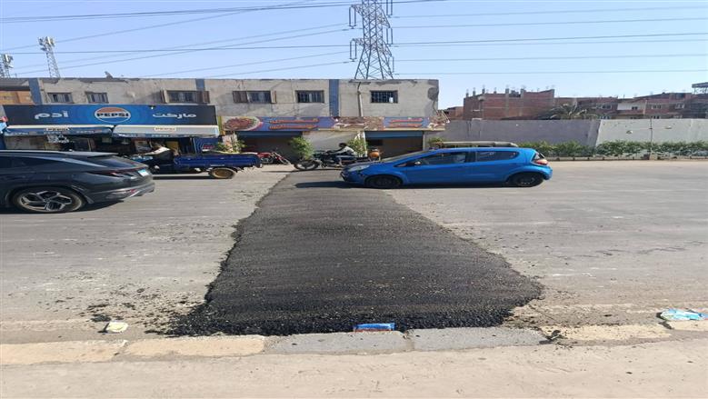 استجابةً لشكاوى المواطنين.. محافظة الجيزة تُنشئ مطبات صناعية بالطريق الأبيض
