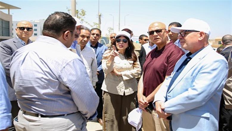 وزيرة الإسكان تتفقد أعمال التطوير والزراعة بمحور التسعين الشمالي ومنطقة البنوك  