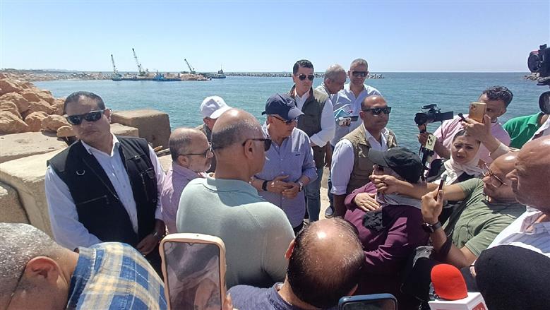 وزير الري خلال جولته بالإسكندرية: نعيد تشكيل الشواطئ بتكنولوجيا حديثة لمواجهة التغيرات المناخية