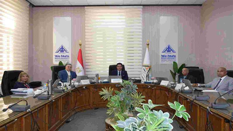 رئيس جامعة بنها يترأس لجنة اختيار عميد كلية الطب البيطري
