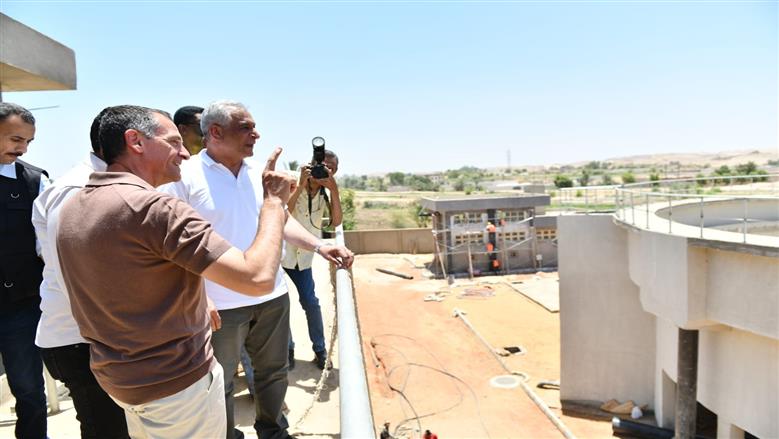 وزير الإنتاج الحربي يتفقد مشروعات حياة كريمة بأسوان