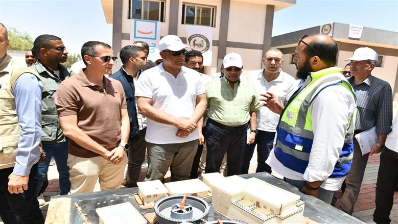وزير الإنتاج الحربي يتفقد مشروعات حياة كريمة بأسوان