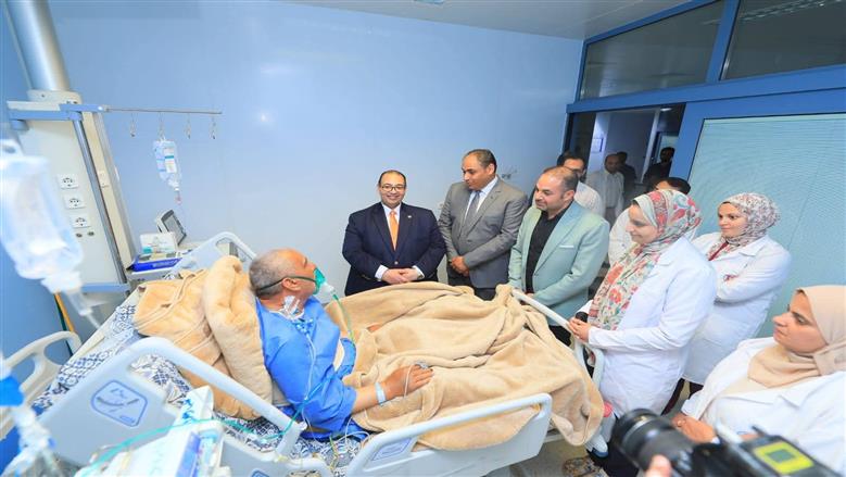 رئيس جامعة كفر الشيخ يتفقد المستشفى الجامعي لمتابعة جودة الخدمات الطبية