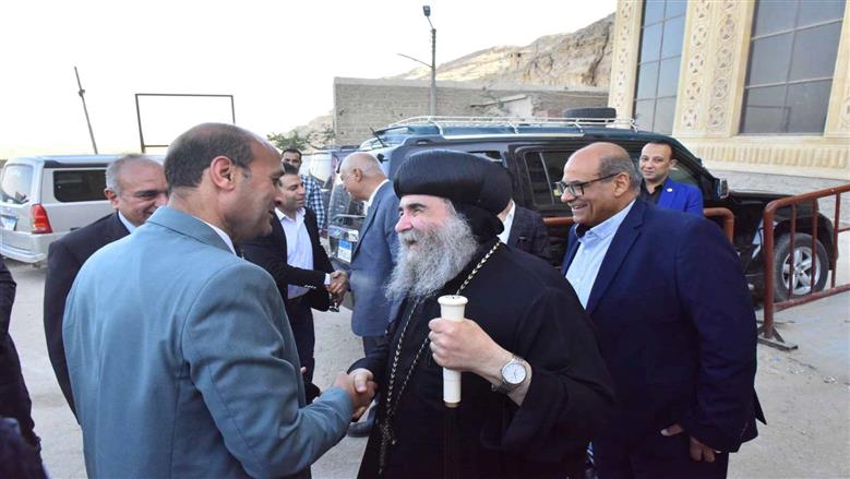 محافظ أسيوط يصطحب وفدا من وزارة المالية في جولة بدير العذراء بجبل درنكة
