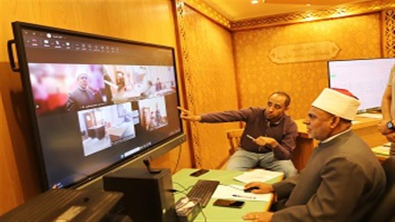 رئيس المعاهد الأزهرية يطمئن على انتظام امتحان الصرف لطلاب العلمي من الغرفة المركزية
