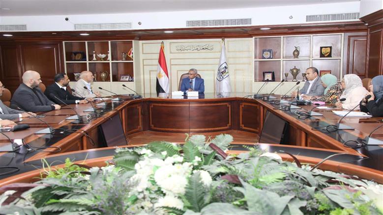 محافظ بني سويف يبحث مع مستثمري بياض العرب الصناعية سبل دعم الاستثمار