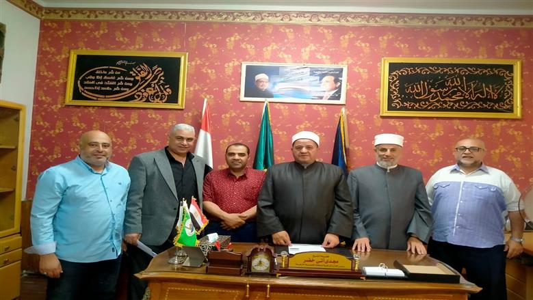 منطقة القليوبية الأزهرية تتسلم نتائج الشهادتين الابتدائية والإعدادية.. وإشادة بجهود الكنترولات ودقة أعمال الرصد والتصحيح تسلَّم فضيلة الشيخ مجدي أتى، رئيس الإدارة المركزية لمنطقة القليوبية الأزهرية، صباح اليوم، نتائج الدور الأول للشهادتين الابتدائية والإعدادية الأزهرية، بحضور فضيلة الشيخ إبراهيم الخولي، مدير عام الشؤون التعليم بمنطقة القليوبية الأزهرية، وذلك في إطار المتابعة المستمرة لأعمال الامتحانات وحرص المنطقة على إنجاز أعمال التصحيح والرصد بمنتهى الدقة والانضباط. وجاء ذلك بحضور رئيس كنترول الشهادة الإعدادية الأستاذ مؤمن محمد عبد المحسن الجندي، ووكيل الكنترول الأستاذ أحمد محمد عبد السلام، ورئيس كنترول الشهادة الابتدائية الأستاذ عمار عبدالسميع أحمد زايد، ووكيل الكنترول الأستاذ أحمد محمود ربيع. وهنأ فضيلة رئيس المنطقة الطلاب والطالبات المتفوقين، معربًا عن بالغ سعادته بما حققوه من نتائج مشرفة تعكس جدَّهم واجتهادهم، ومتمنيًا لهم دوام التوفيق والنجاح في مسيرتهم العلمية. كما أشاد فضيلته بالجهود المخلصة التي بذلها القائمون على أعمال الكنترولات، مثمنًا ما اتسمت به أعمال التصحيح والرصد