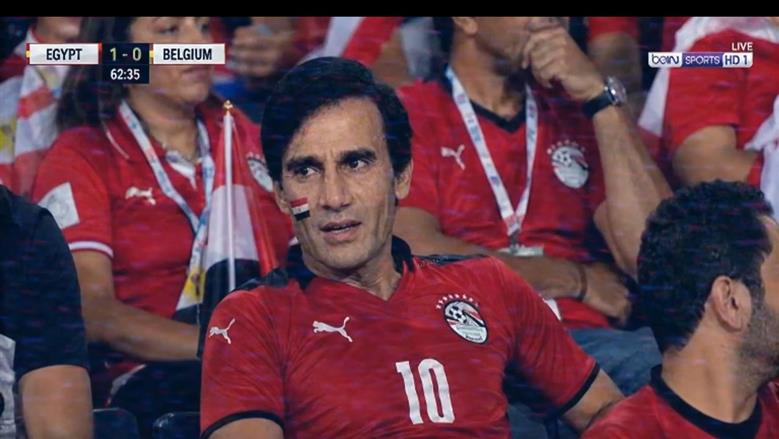 «العندليب والسندريلا في المدرجات».. تامر حسني يدعم منتخب مصر بنجوم الزمن الجميل